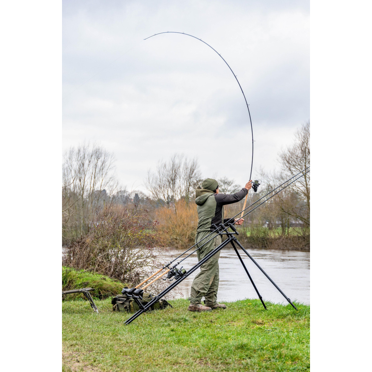 K0360094 Tripod Korum Deluxe River Tripod 3 Rod Wide