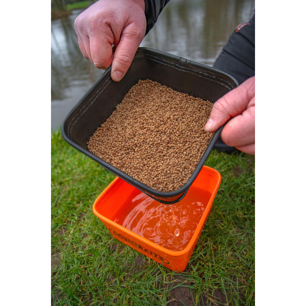 S0950010 Pudełko z sitkiem Sonubaits EVA Bait Tub & Strainer Set - 1.0L
